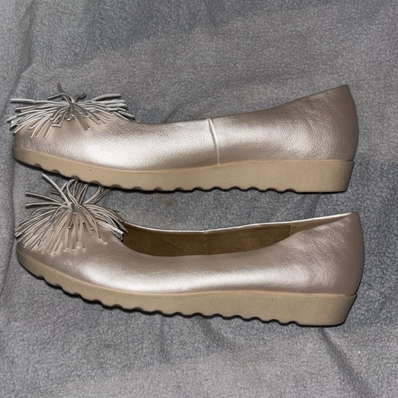NWOT; 9 Wide, gold flats w pompoms; slightly & subtly ergonomically elevated! - Picture 4 of 4